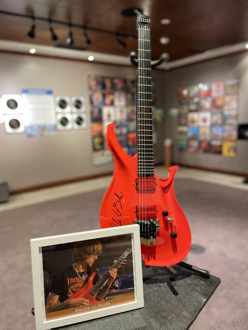 DAVIDE LO SURDO: la sua chitarra esposta in un museo americano insieme al pianoforte di Mozart